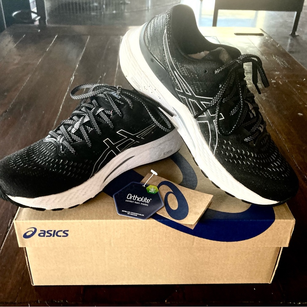Asics gel kayano 28 Women’s size 8.5 black white grey running shoes $150 in box